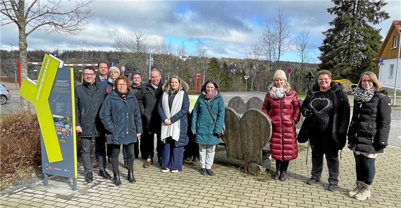 Das sechste Zeichen weist ab Hahnenklee den Weg ins Harzer Welterbe Willkommen im Welterbe: Wer den Harz historisch erkunden will, hat jetzt einen weiteren Wegweiser. Am Montag freuen sich Akteure von Stiftung, Tourismus, Kommune und dem Projektpartner. Foto: Heine