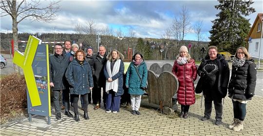 Willkommen im Welterbe: Wer den Harz historisch erkunden will, hat jetzt einen weiteren Wegweiser. Am Montag freuen sich Akteure von Stiftung, Tourismus, Kommune und dem Projektpartner. Foto: Heine