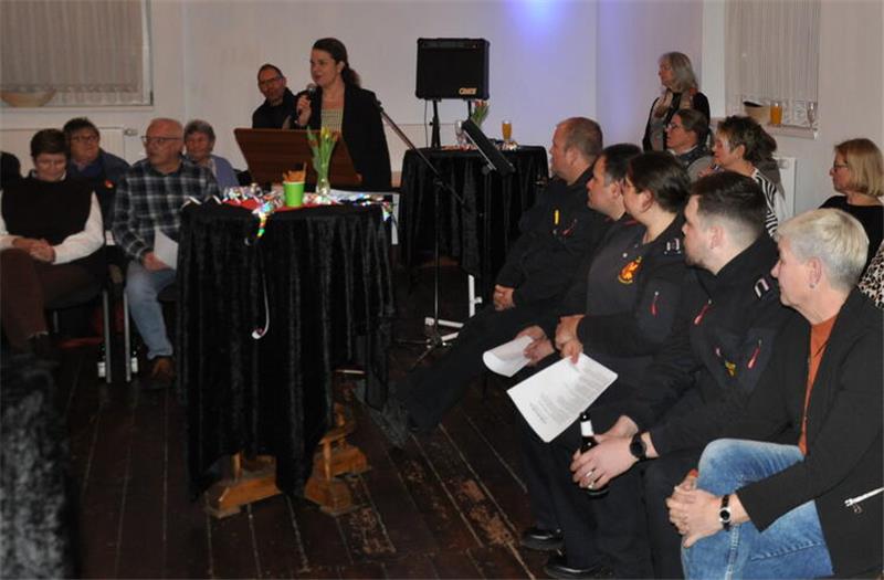 „Das Jahr der ersten Male“: Immenrode im Premierenfieber Willkommen im neuen Jahr: Ortsvorsteherin Julia Lorenz begrüßt die Immenröder im vollen Saal der „Deutschen Eiche“.