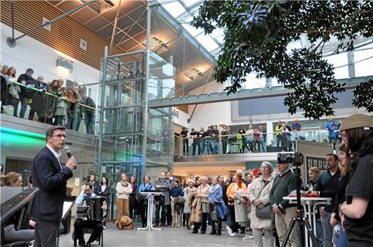 Willkommen in der Passage: Sparkassen-Gastgeber Jens Müller (links) heißt das Publikum und das CvD-Kunstquartett Angelika Henning, Angelina Länger, Filip Sandte und Carolin Kupfer willkommen. Foto: Heine