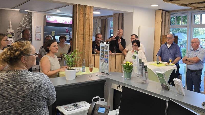Willkommen in der neuen Tourist-Info: HTG-Chefin Isabel Junior sendet vom Stehtisch aus Grüße an die Gäste und Dank ans eigene Team.