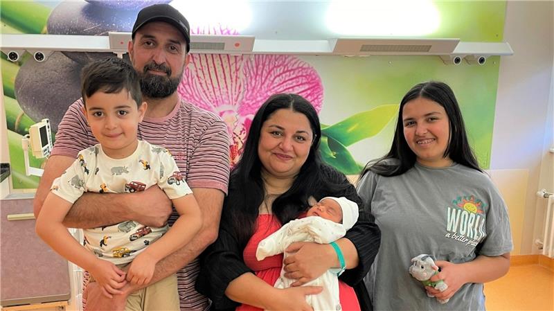 500. Geburt im Helios Klinikum Salzgitter in diesem Jahr Willkommen, kleiner Issa! Zur Begrüßung gab es ein liebevolles Geschenk für das Baby und Blumen für die Mama, um diesen besonderen Moment zu feiern.