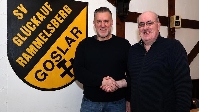 Willkommen zurück beim SV Rammelsberg: Vorsitzender Rainer Kurs (r.) begrüßt Jens Hartwig, der künftig als sportlicher Leiter am Trebnitzer Platz tätig ist.