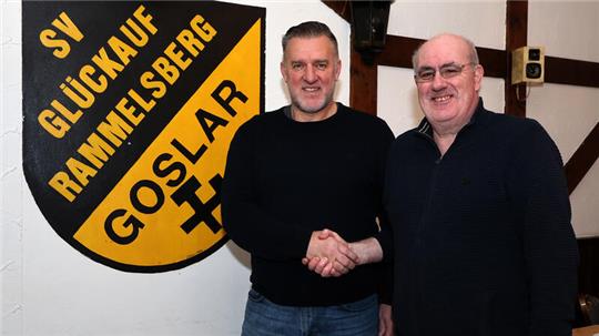 Willkommen zurück beim SV Rammelsberg: Vorsitzender Rainer Kurs (r.) begrüßt Jens Hartwig, der künftig als sportlicher Leiter am Trebnitzer Platz tätig ist.