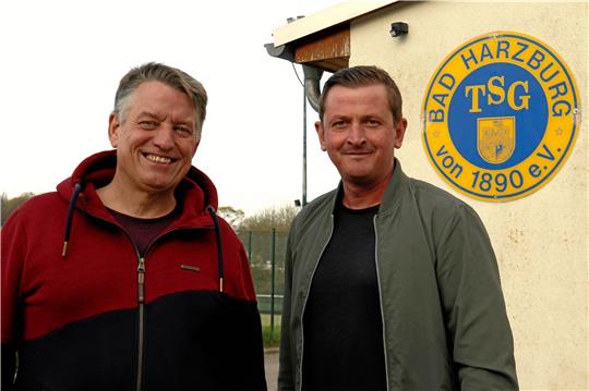 Willkommen zurück im Sportpark: Hannes Deicke (re.) wird von Abteilungsleiter Andreas Schrutek an seinem neuen fußballerischen Arbeitsplatz begrüßt. Foto: Epping
