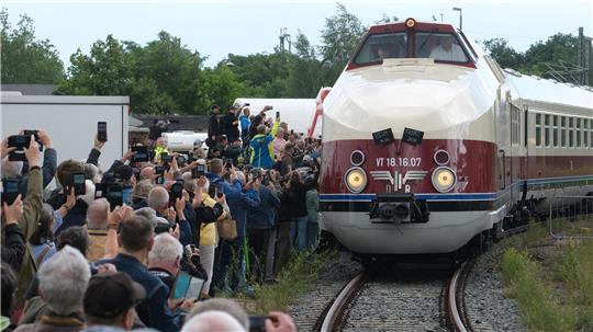 Willkommensfest für einen Zug-Oldtimer: Zahlreiche Schaulustige haben in Radebeul den historischen Schnellzug in Empfang genommen. 