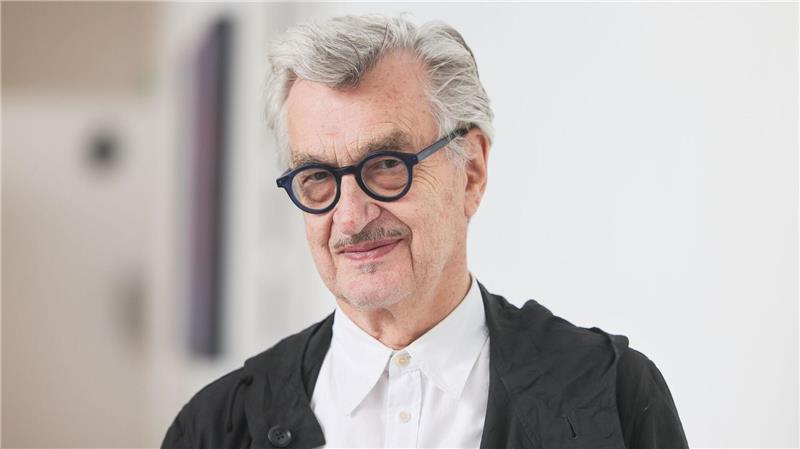 Wim Wenders schaut am Morgen erst einmal aus dem Fenster. (Archivfoto)