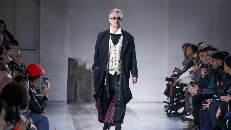 Vom Trümmerkind zum Weltbürger: Wim Wenders wird 80 Wim Wenders trat auch schon als Model auf - 2024 in Paris. (Archivbild)