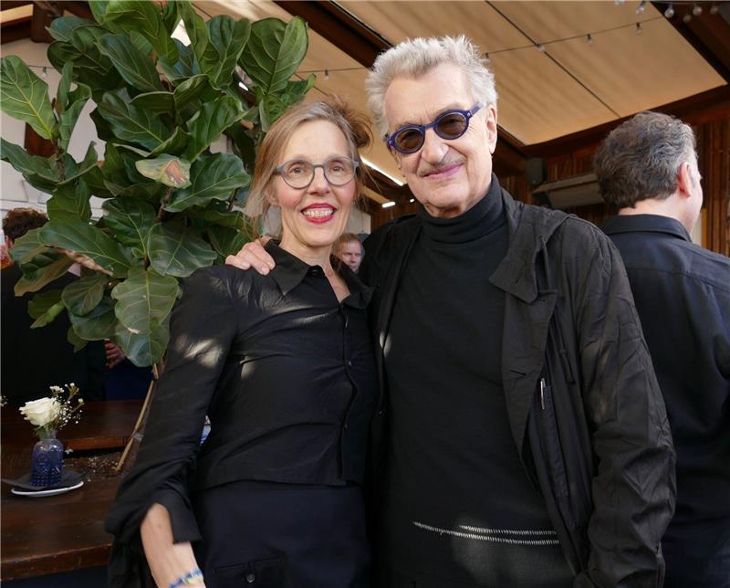 Donata Wenders strickt sich ein Oscar-Outfit Wim und Donata Wenders beim Empfang von German Films in Los Angeles.