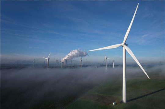 Windenergie, Solarstrom ... Die Energiekrise könnte laut der Internationalen Energieagentur eine Chance für die Energiewende darstellen.