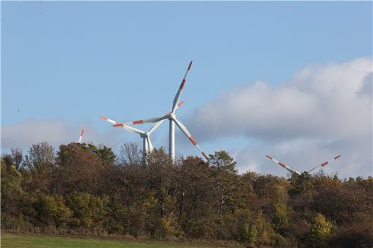 Windkrafträder stehen auf einem Feld bei Bucha in Thüringen.