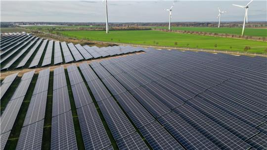 Windräder direkt neben Solaranlagen - es geht aufwärts bei der installierten Leistung der Erneuerbaren. (Archivbild)