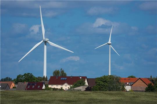 Windräder drehen sich nahe Dabergotz in Brandenburg.
