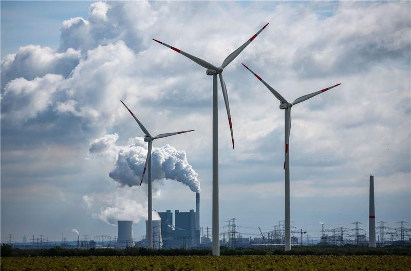 G7 wollen raus aus der Kohle und für sauberes Wasser kämpfen Windräder drehen sich vor der Kulisse des Braunkohlekraftwerks Schkopau westlich von Halle (Saale).