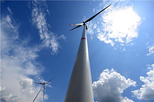 Windräder dürfen in NRW unter strengen Voraussetzungen näher an Wohnhäuser heranrücken.
