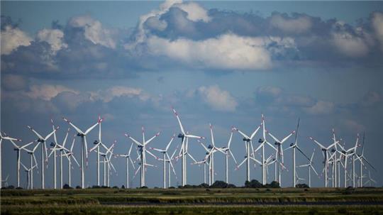 Windräder sich in einem Windpark an der Nordsee bei Bordelum.