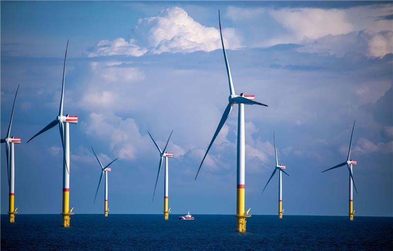 Umspannstation für neuen Ørsted-Windpark installiert Windräder stehen auf See.