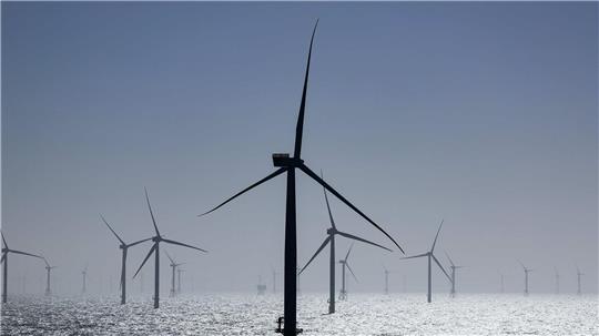 Windräder stehen in einem Windpark in der Nordsee. (Archivbild)