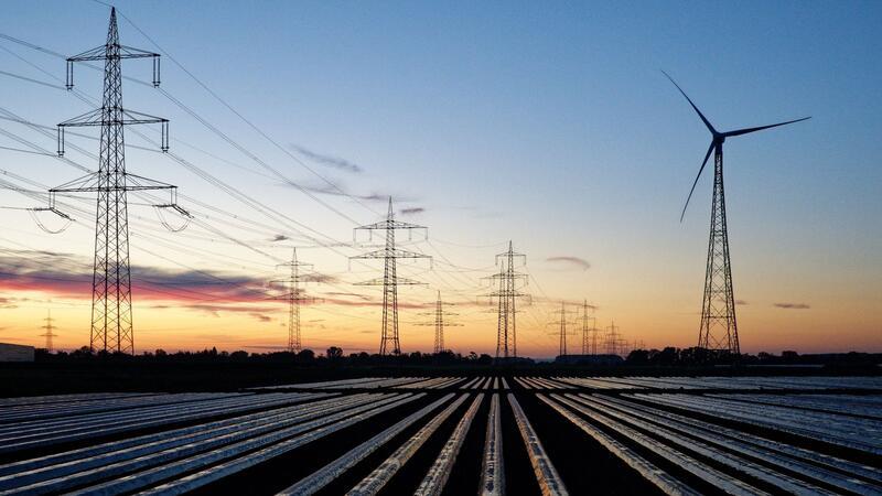 Bundesregierung will Stromtrassen schneller ausbauen Windräder und Hochspannungsleitungen, aufgenommen am Morgen.