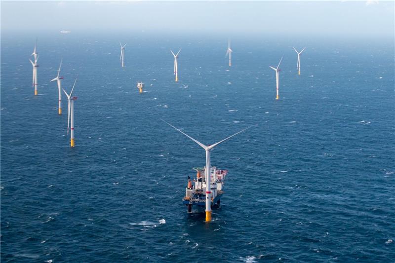 Baustart für zwei weitere Ørsted-Windparks auf der Nordsee Windturbinen in der Nordsee während der Einweihung der ersten Zone eines Offshore-Windparks.