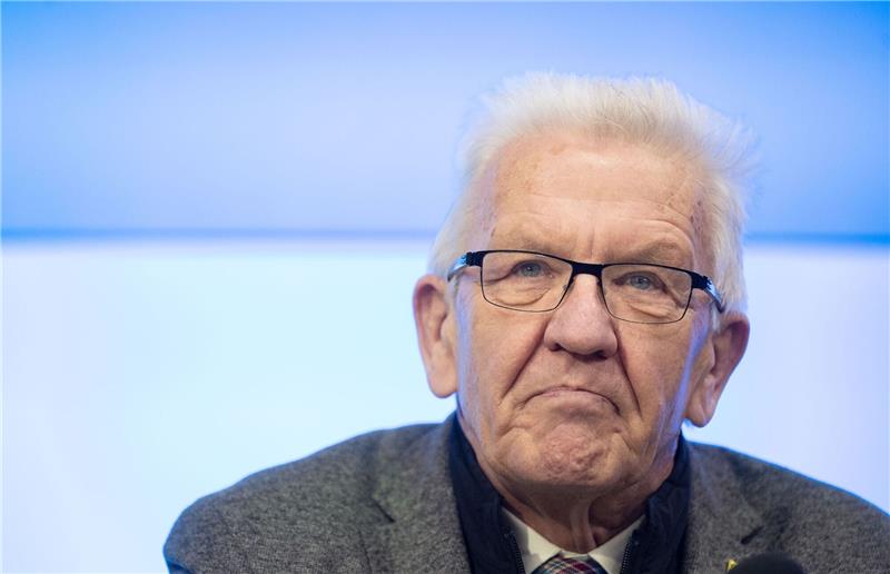 Kretschmann geht auf Opfer des Radikalenerlasses zu Winfried Kretschmann (Bündnis 90/Die Grünen) ist selbst einst fast über den Radikalenerlass gestolpert.