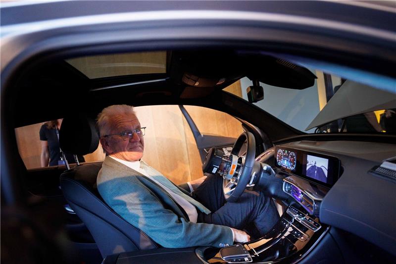 Kretschmann: Viele Grüne pflegen beim Auto „altes Feindbild” Winfried Kretschmann sitzt in einem Mercedes EQC.