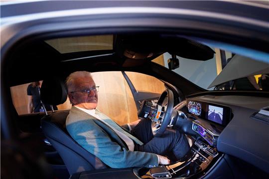 Winfried Kretschmann sitzt in einem Mercedes EQC.