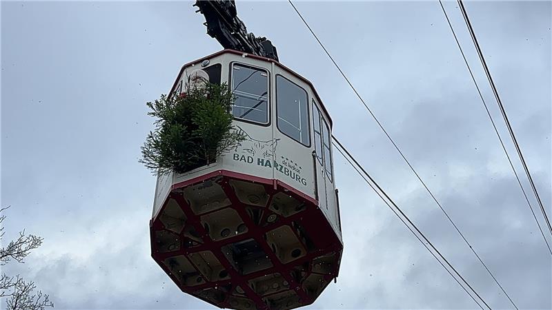 In Bad Harzburg hängt der Nikolaus am Rettungsseil Winkend schwebt der Nikolaus ins Tal. Foto: Schlegel