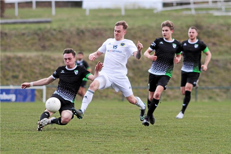 TSG Bad Harzburg im freien Fall Winter-Zugang Maiko Käthner (2. v. li.) trifft zum zwischenzeitlichen 1:1 für die TSG Bad Harzburg in Northeim, sein bereits dritter Treffer nach dem Jahreswechsel. Foto: GZ-Archiv
