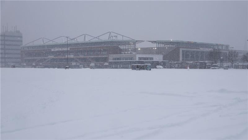 Schnee, Wind, Eis: Zwei Bundesliga-Spiele im Norden abgesagt Winter pur in Hamburg: Kein Spiel möglich im Millerntor-Stadion.