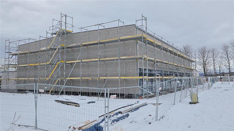 Winteransicht einer Baustelle – Teil eins: Ende Februar soll die Mehrzweckhalle an den Start gehen.