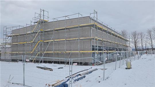 Winteransicht einer Baustelle – Teil eins: Ende Februar soll die Mehrzweckhalle an den Start gehen.
