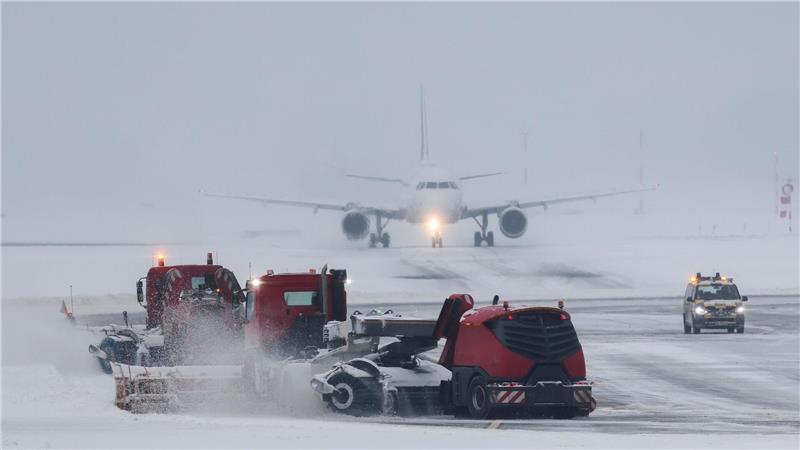 Winterdienst am Flughafen Hamburg