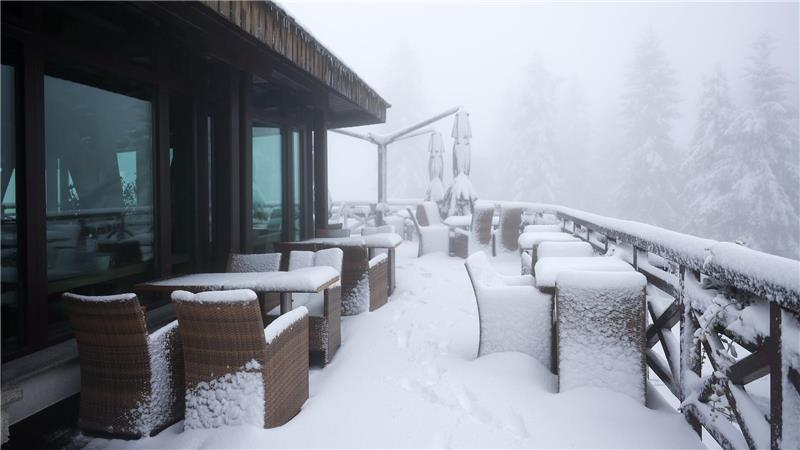 Bilder des Tages Wintereinbruch auf dem Jahorina: Restaurantterrasse nahe Sarajevo versinkt im Schnee