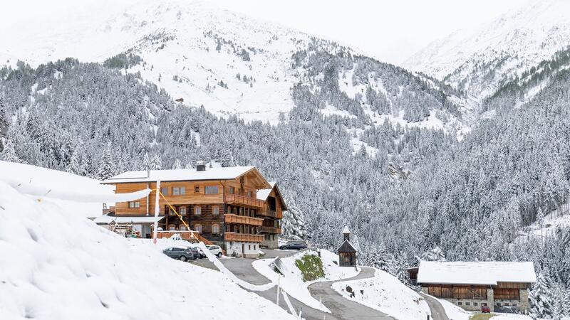 Regen ohne Ende: Nachbarländer rüsten sich vor Hochwasser Wintereinbruch in Österreichs Bergen.
