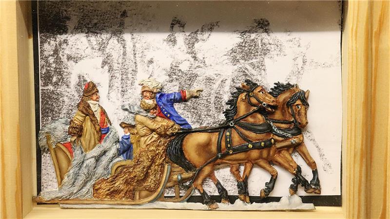 Perücken, Pomp und Pulverdampf im Goslarer Zinnfigurenmuseum Historische Szene mit zwei Pferden, die einen Schlitten mit mehreren Personen ziehen, eine davon zeigt mit ausgestrecktem Arm nach vorne