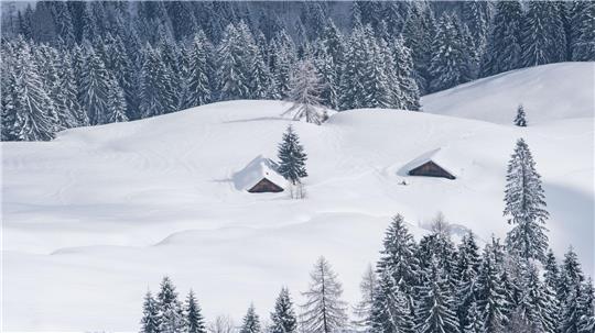 Winterräume in Hütten sollen Bergsportlern als sichere Unterkunft dienen, werden aber teils als Party-Spot missbraucht (Symbolbild).