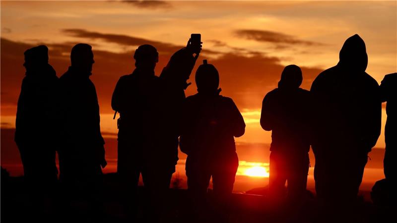 Wintersonnenwende: Wanderer erleben auf dem Brocken im Harz den Sonnenaufgang am kürzesten Tages des Jahres.