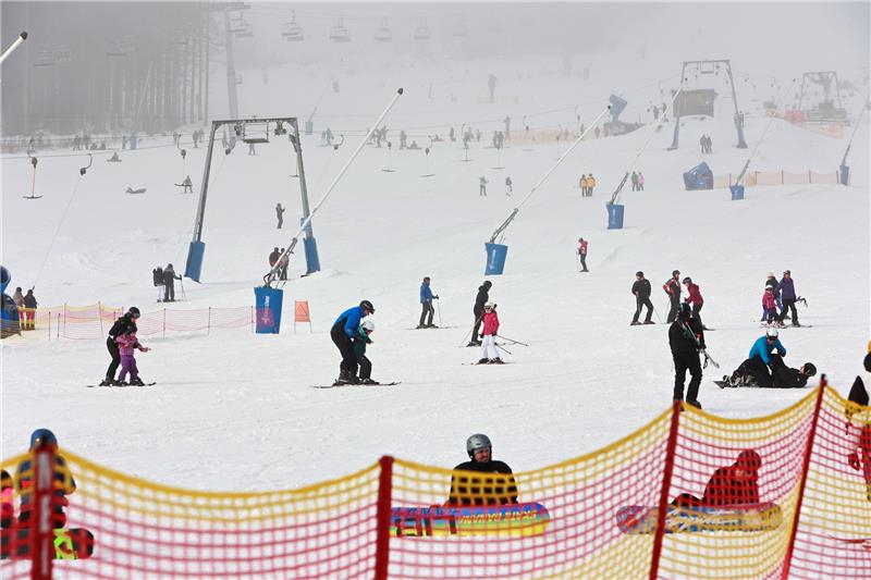 Wintersportler am Wurmberg im Harz: In der Wintersaison gab es 50 Skitage. Foto: Matthias Bein/DPA