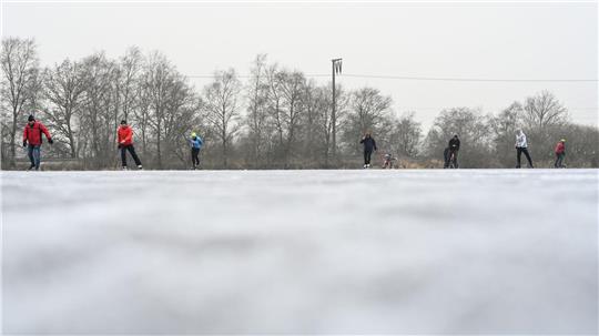 Wintersportler auf der Fläche von Concordia Neermoor.