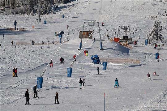 Wintersportler sind im Bereich Hexenritt am Wurmberg unterwegs.