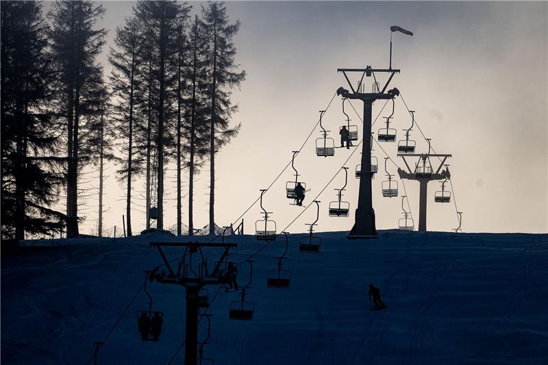 Alle großen Skigebiete im Harz starten in die Wintersaison Wintersportler sitzen am Matthias-Schmidt-Berg im Harz in der Seilbahn.
