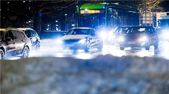 Winterwetter führt in Hannover zu glatten Straßen und bremst auch den Busverkehr aus. (Archivbild)