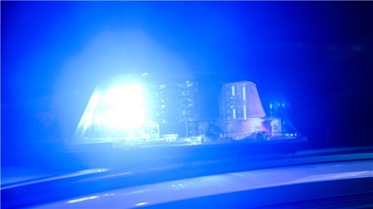 Winterwetter führt stellenweise zu glatten Straßen. (Symbolbild)