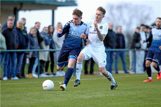 Winterzugang Maiko Käthner (re.), der bereits vier Treffer erzielt hat, droht wie so viele Bad Harzburger am Sonntag im Heimspiel gegen den SSV Kästorf auszufallen. Foto: Neuendorf