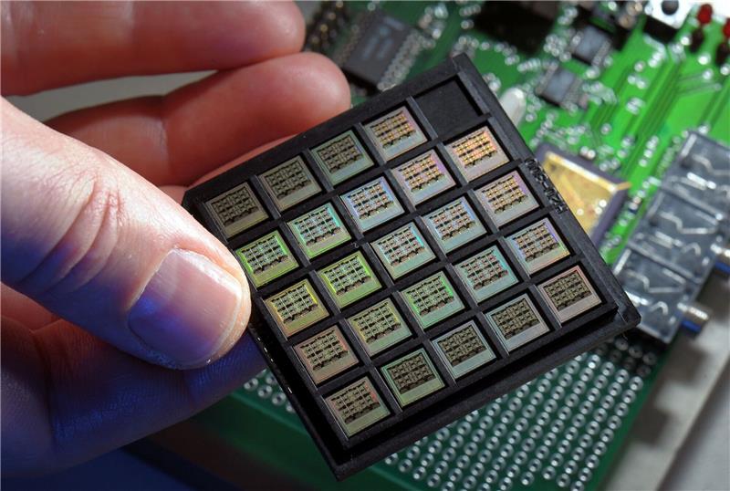 Winzige Mikrochips in einem Labor für Elektrotechnik/Informationstechnik (Symbolbild).