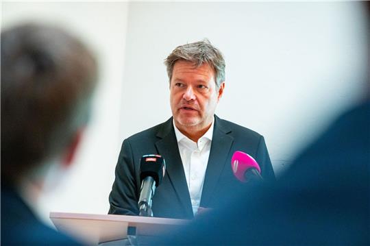 «Wir brauchen dringend mehr Fach- und Arbeitskräfte», sagt Bundeswirtschaftsminister Robert Habeck (Grüne).