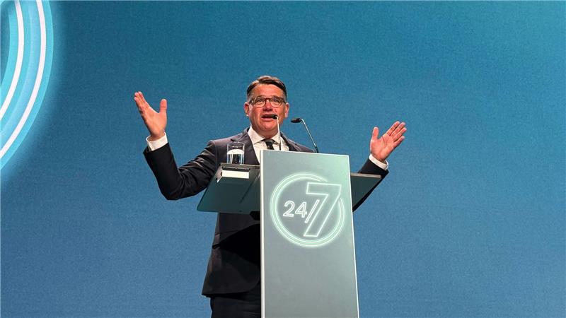 Rhein und Spahn stellen sich demonstrativ hinter Merz „Wir brauchen nicht weniger Merz, wir brauchen mehr Merz“: Ministerpräsident Rhein stärkt dem Kanzler in seiner Rede auf dem Parteitag den Rücken.