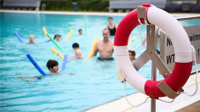 „Wir gehen nach wie vor davon aus, dass fast 60 Prozent der Schülerinnen und Schüler am Ende der vierten Klasse nicht sicher schwimmen können.“ Das sagte DLRG Präsidentin Ute Vogt. (Symbolbild)