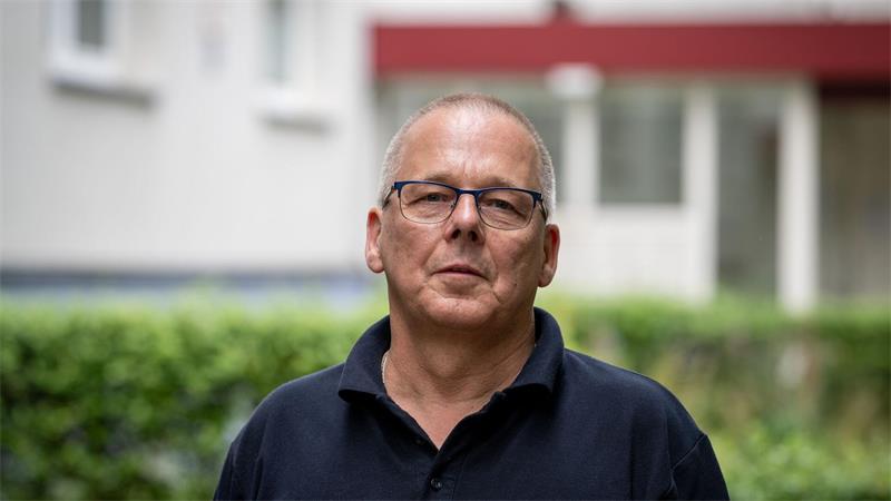 100 Jahre Plattenbau: vom Wohntraum zum sozialen Brennpunkt? „Wir haben alles vor der Tür“, sagt Michael aus Hellersdorf.